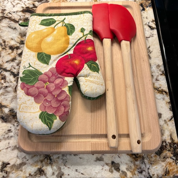 Other - Gifts, gift basket, kitchen Cutting board with Oven Mitt and Spatula Set